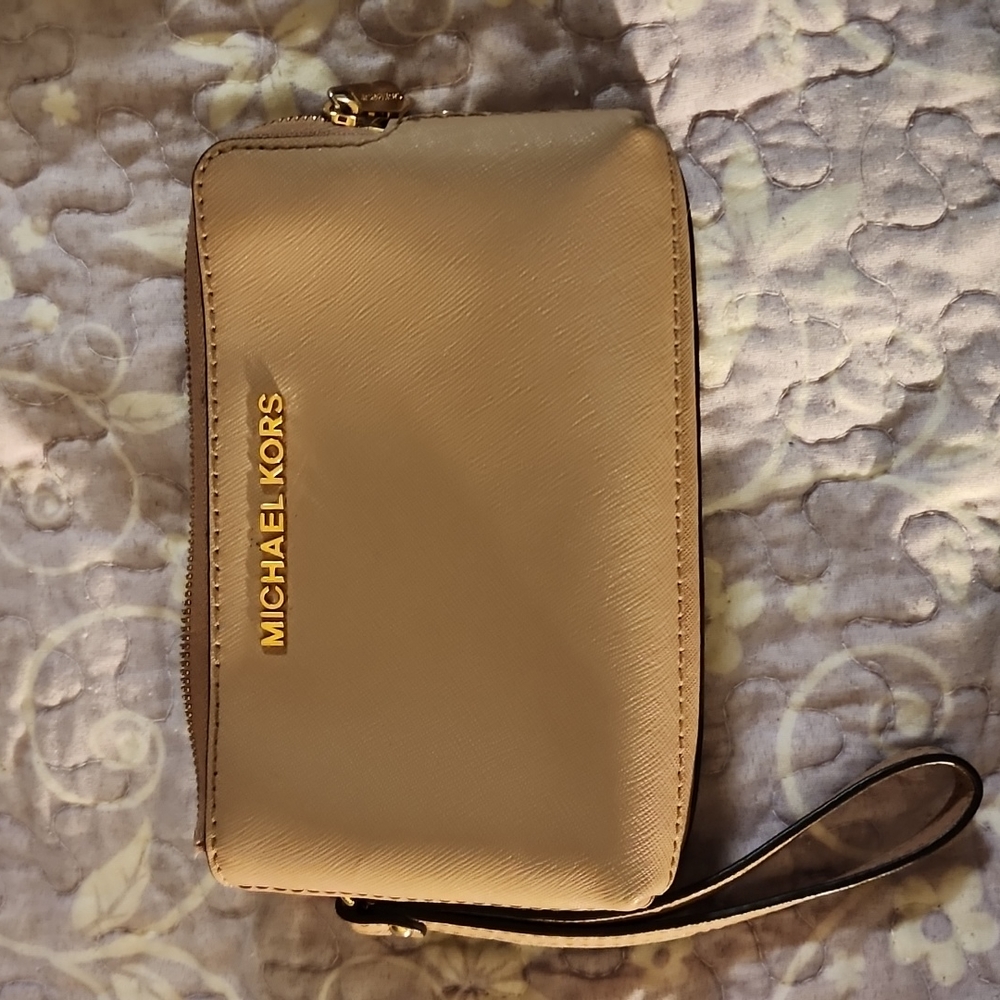Micheal Kors Pink Wallet
